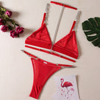 Ensemble de lingerie sexy trois pièces : soutien-gorge à chaîne métallique, string et tanga.