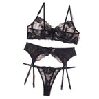 Dreiteiliges, durchsichtiges Dessous-Set mit Blumenstickerei, bestehend aus G-String und Tanga.